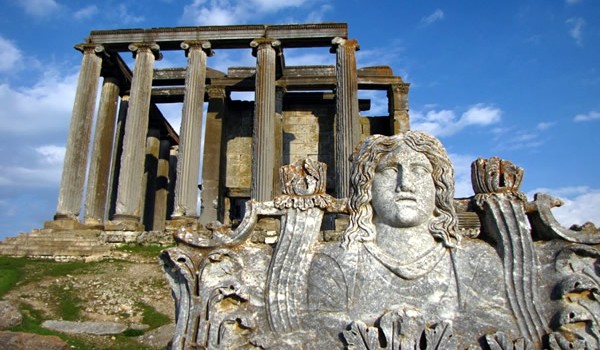 Kütahya Anadolu’Nun en eski yerleşim yerlerinden birisi olarak, tarihte yerini alıyor. Şehrin kuruluş tarihini kesin olarak belirlemek mümkün olmasada Hitit, Frigya, Lidya, Pers, Makedonya ve...