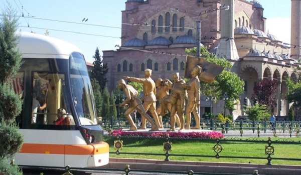 Son yıllarda oluşan şehircilik anlayışı ve projeleriyle Eskişehir  yeni bir çevreye bürünüyor. Porsuk Çayı’nın  iyileştirilmesi,  tranvayın şehri bir baştan diğer başa kat edişi, yayayollarının tamamlanması...