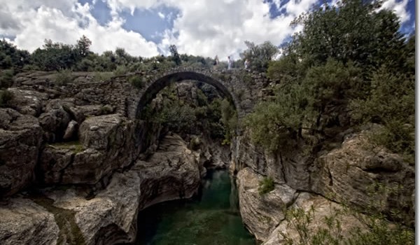 Antik zamanların taş köprüleri, son demlerini yaşayan köyler ; bilgeliğin kuşattığı efsanevi hayatlar….Bütün bunlar Dedegöl Dağları’ndan doğup Antalya Serik’te Akdeniz’e dökülen Köprüçay’ın 160 kilometrelik akışı...